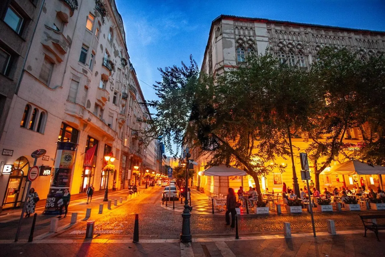 Basilica -Quiet, Privat, Balcony, The Best Area Budapest Apartment